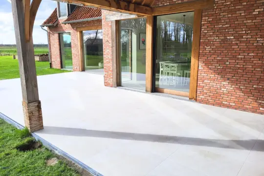 Terras geplaatst door vloerder – keramische buitentegels