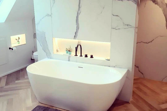 Badkamerrenovatie – grootformaat wandtegels en afwerking