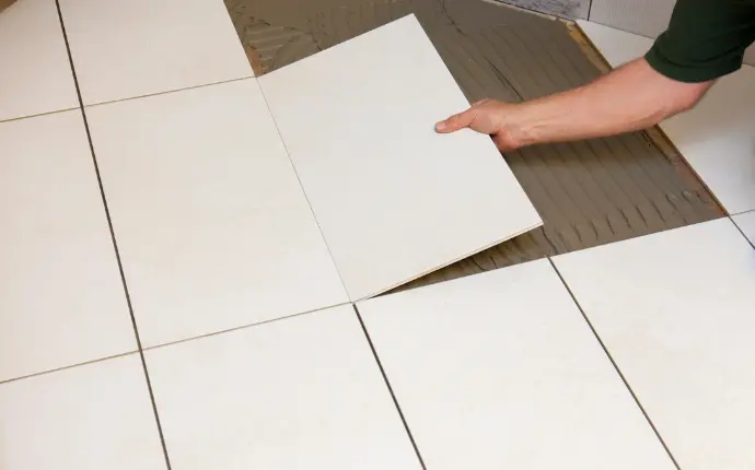 Vloerder plaatst vloertegels