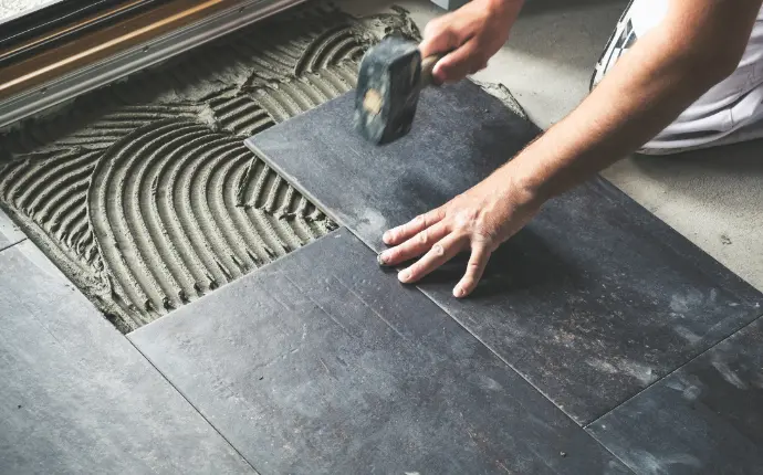 Vloerder aan het werk – tegelwerken West-Vlaanderen